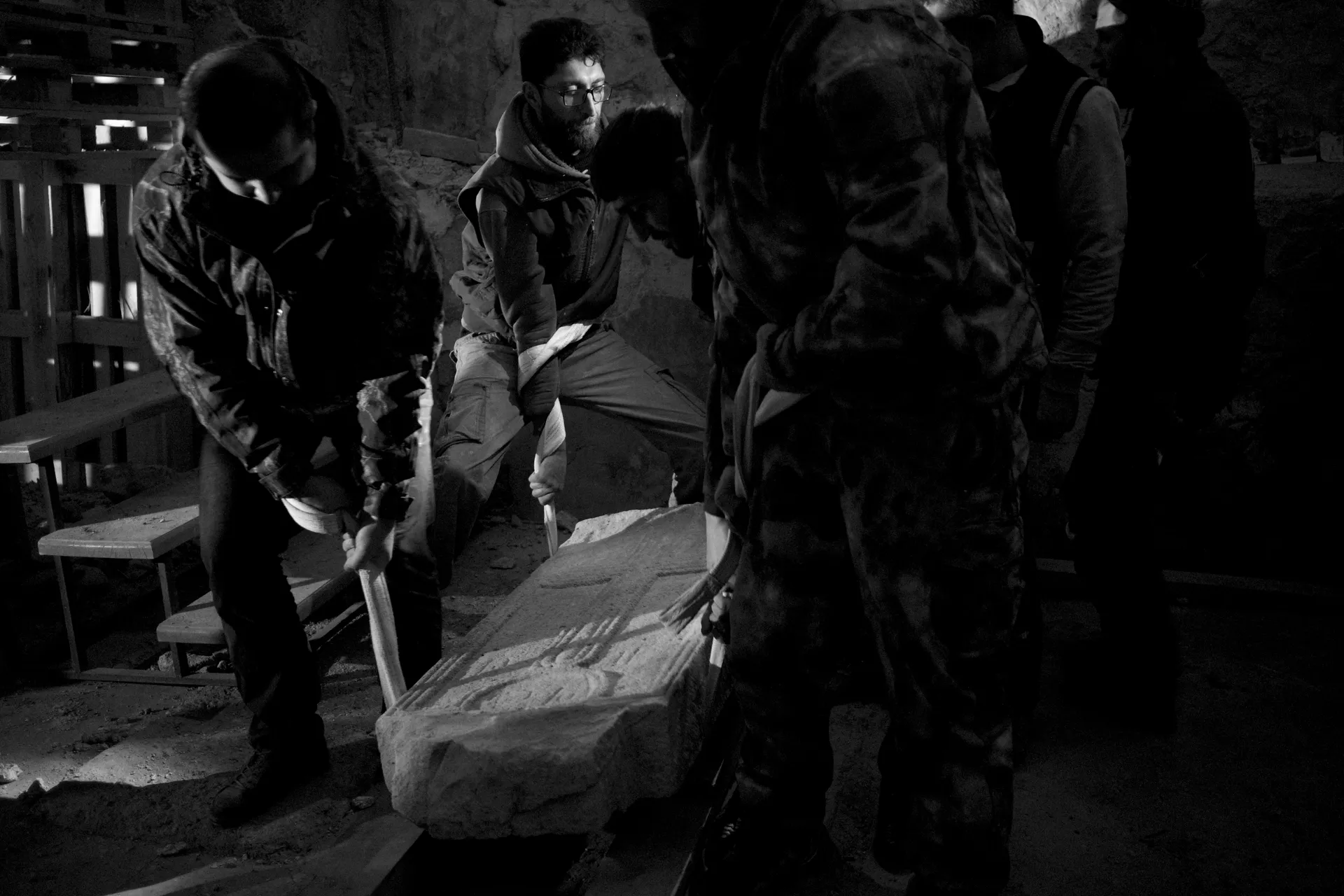 Karabakh: Soldiers saving a khachkar from Dadivank Monastery before the arrival of the Azerbaijanis - Sebastiano Edoardo Casella