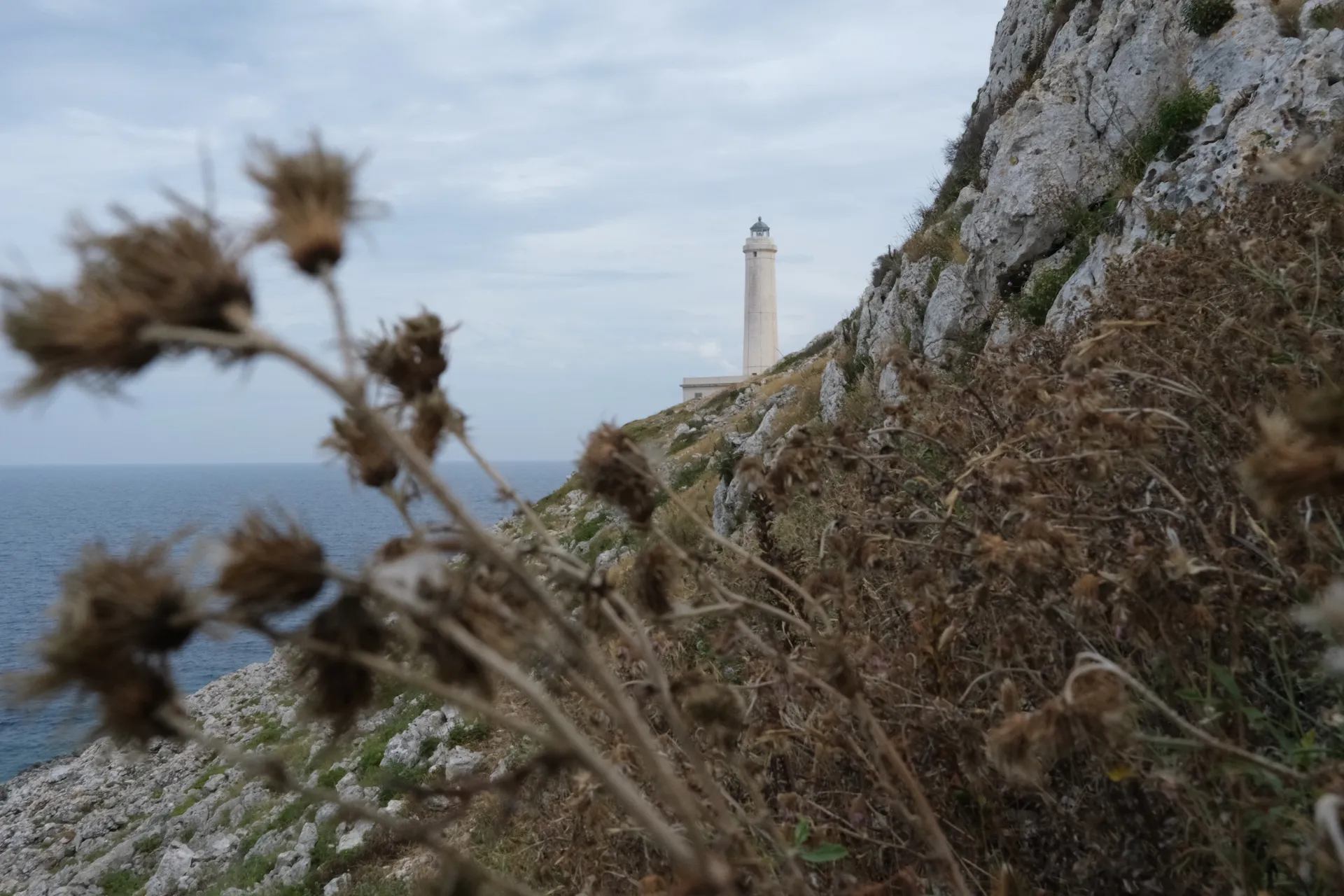 Faro di punta Palascìa durante il trekking sulla costa